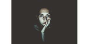 douter seule devant son écran