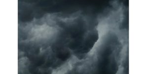 ciel menaçant, nuages gris / noirs