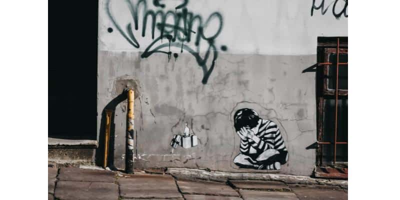 street art d'enfant pleurant dans ses mains