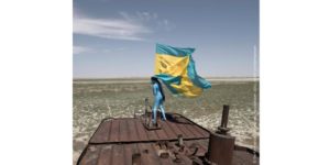 Photo de Sarah Trouche pendant une performance sur la mer d'Aral