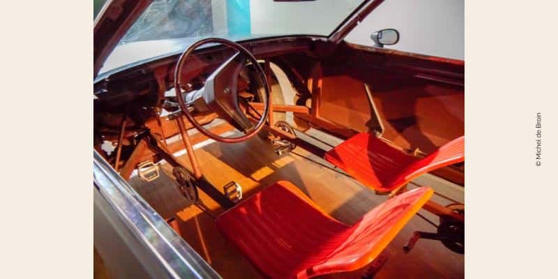 Œuvre de Michel de Broin -voiture sans moteur