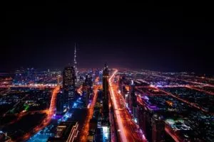grande ville éclairée la nuit